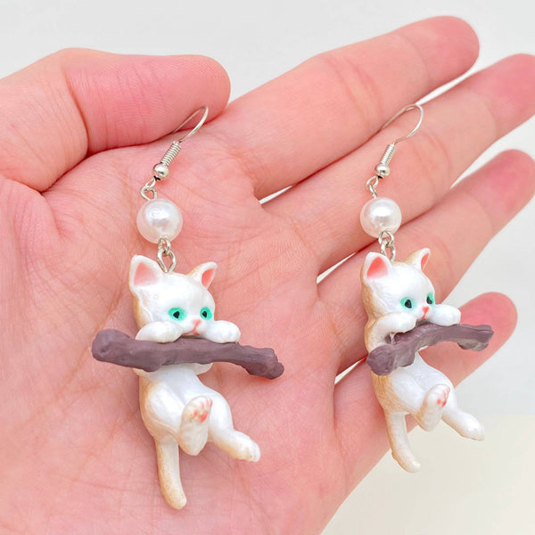 Mio Queena - Dangling Cat Earrings